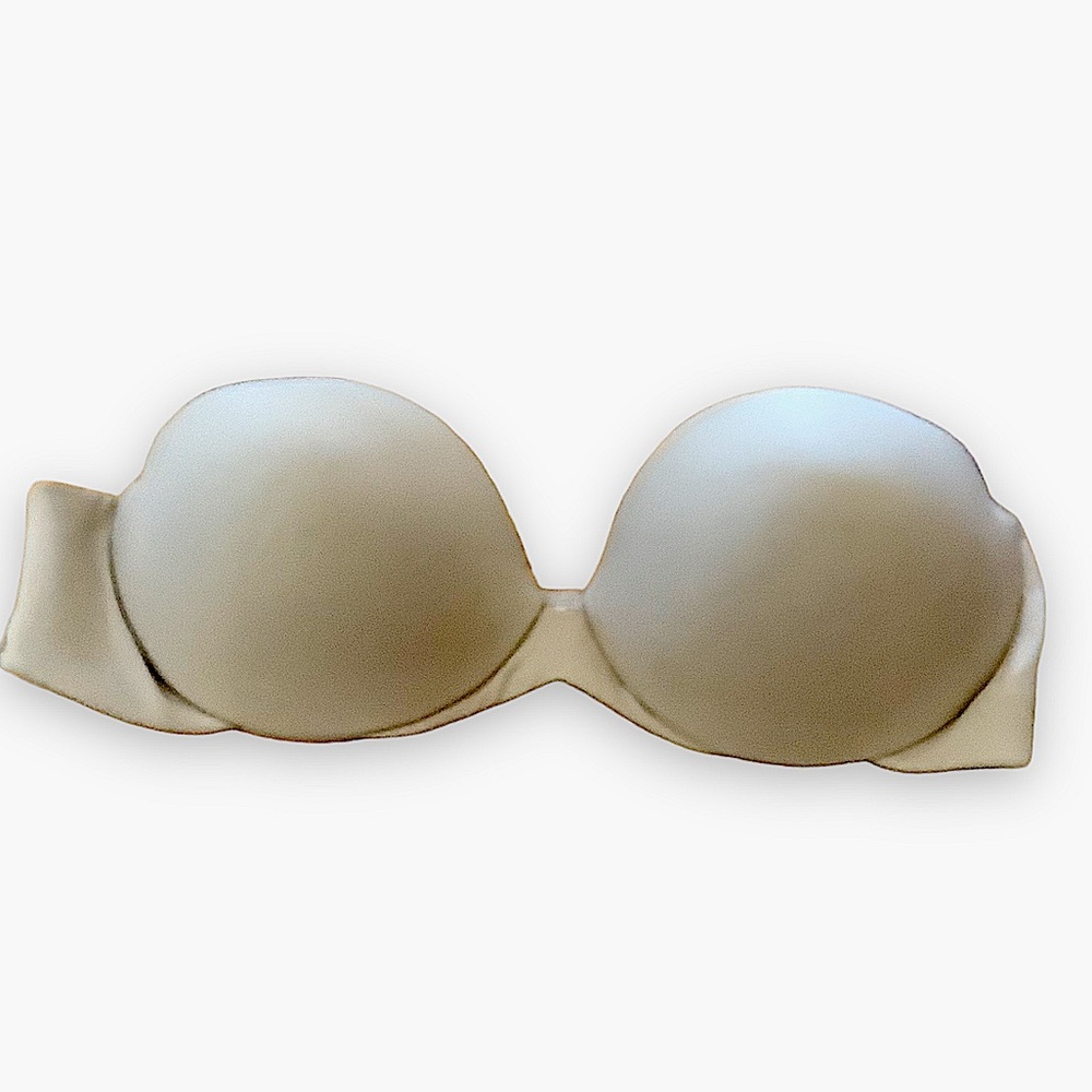 Strapless bra without straps. In pre owned condition.